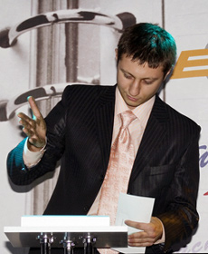 Главным призом для победителя стал отпечаток ладони в призовой форме с цементом